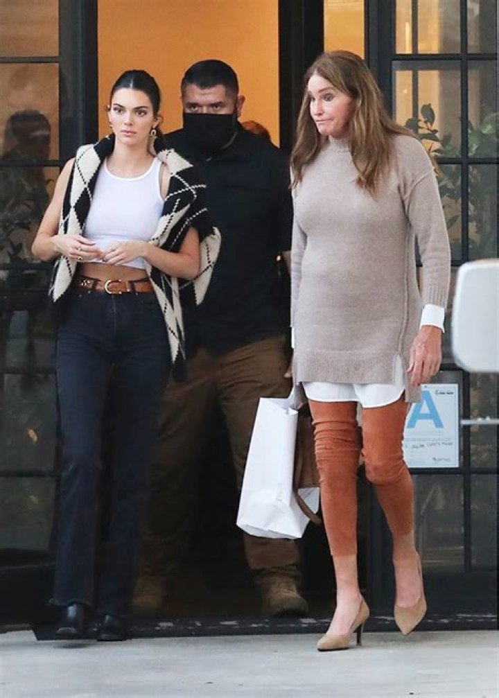 Kendall Jenner Rocks Crop Top For Dinner With Dad Caitlyn Jenner: Pics – Hollywood Life