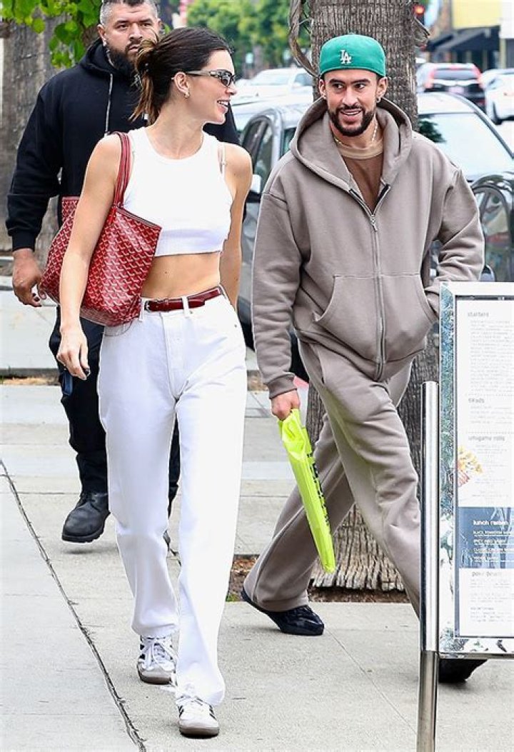 Kendall Jenner Rocks Crop Top On Shopping Date With Bad Bunny In L.A. – Hollywood Life