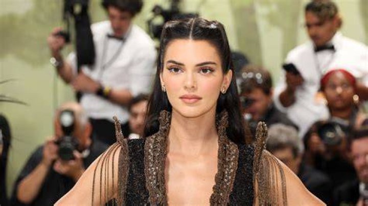 Kendall Jenner’s Long Legs Are The Size Of Kourtney Kardashian –- Pic – Hollywood Life