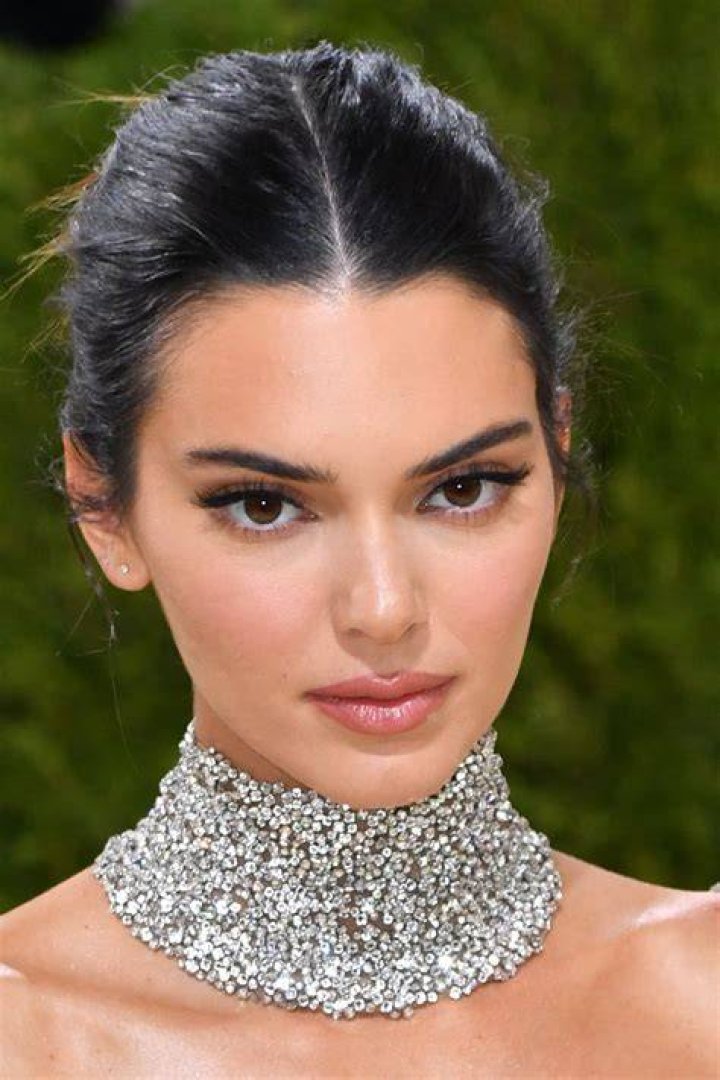 Kendall Jenner’s Makeup At Milan Fashion Week — Pretty At Dolce & Gabbana – Hollywood Life