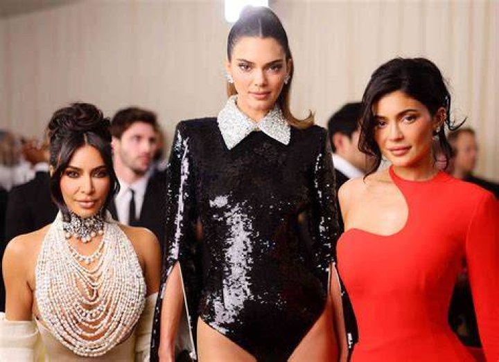 Kendall Jenner V. Kylie Jenner: Which Fourth Of July Bikini Is Cuter?