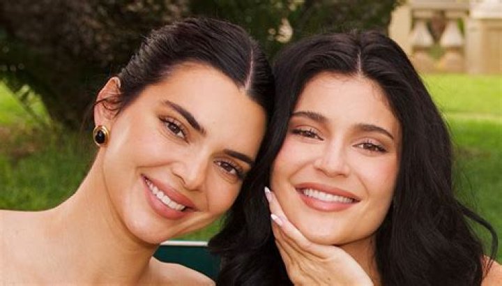 Kendall & Kylie Jenner ‘Fully Support’ & ‘Feel Bad’ For Chris Brown After Paris Arrest