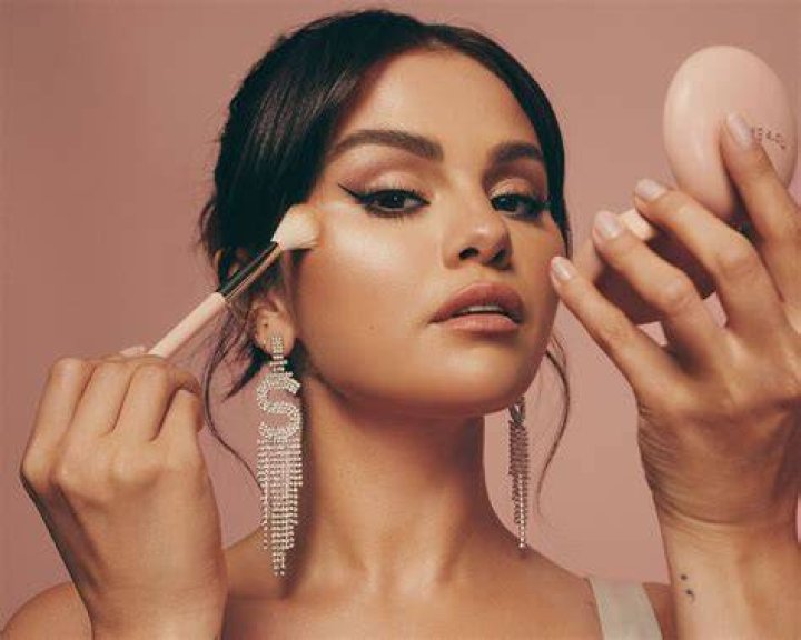 Kendall Makes Selena’s ‘Skin Crawl’ – Hollywood Life