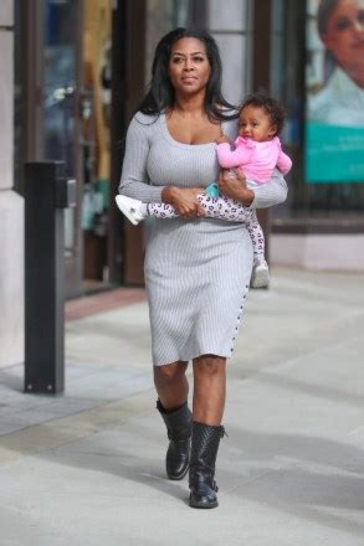Kenya Moore Posts Family Photo W/ Baby Brooklyn On Instagram: Pic – Hollywood Life