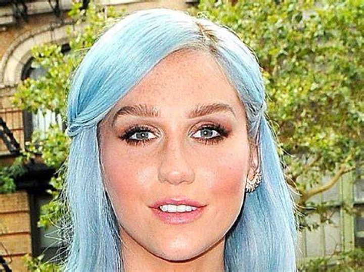 Kesha Flaunts Black Hair In Makeover While Biking In Venice Beach – Hollywood Life