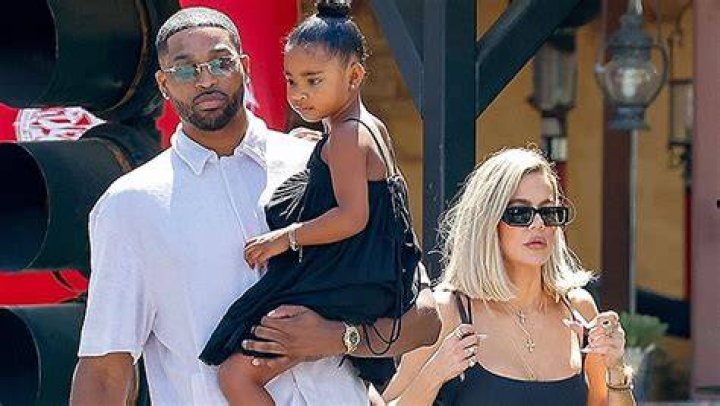 Khloe Kardashian Debuts Baby Tatum’s Face On ‘The Kardashians’: Video – Hollywood Life