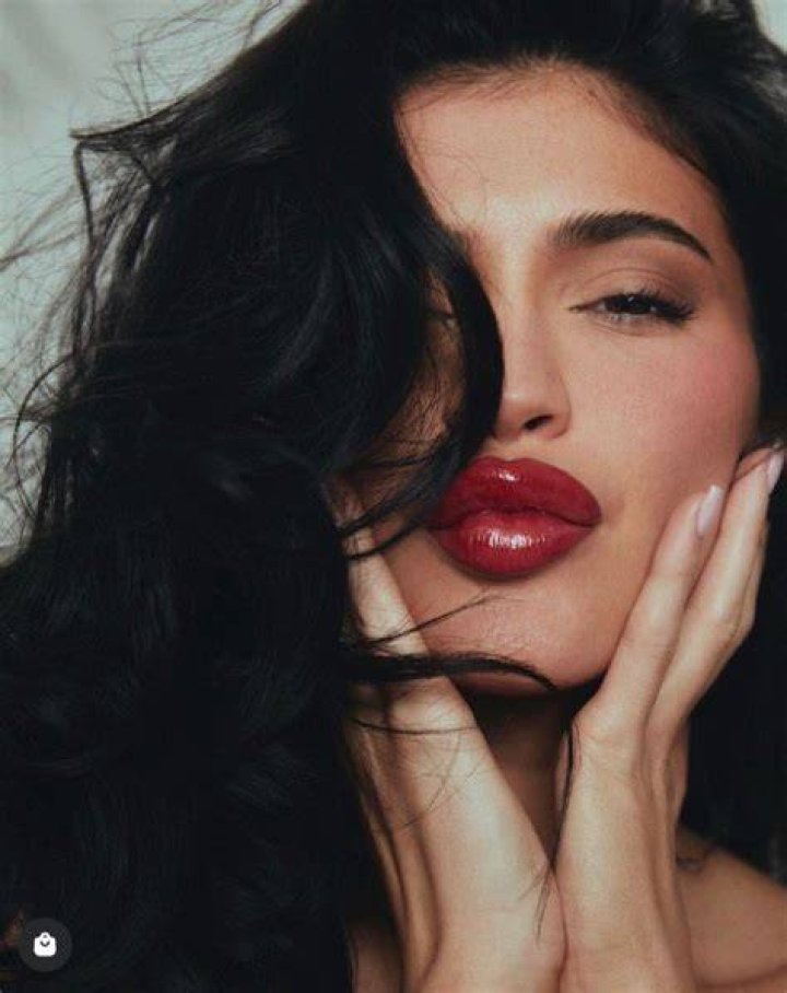 Khloe Kardashian Fans Think She ‘Looks Like Kylie’ As She Shows Off Her Dark Hair In New Pic