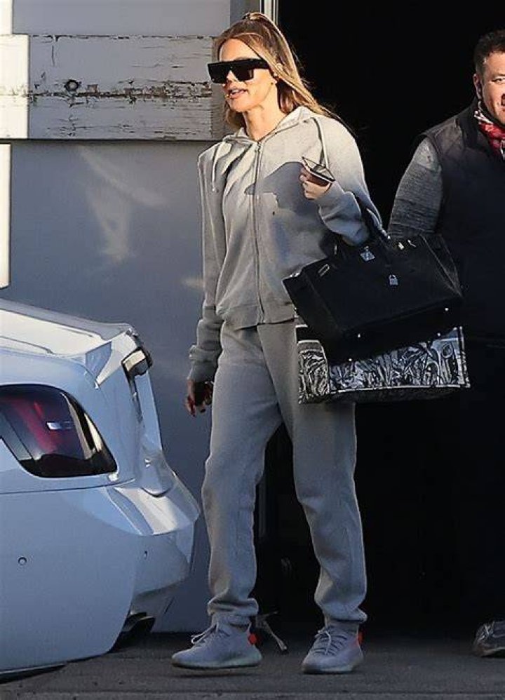 Khloe Kardashian Rocks Gray Sweatpants & Yeezy Sneakers: Photos – Hollywood Life