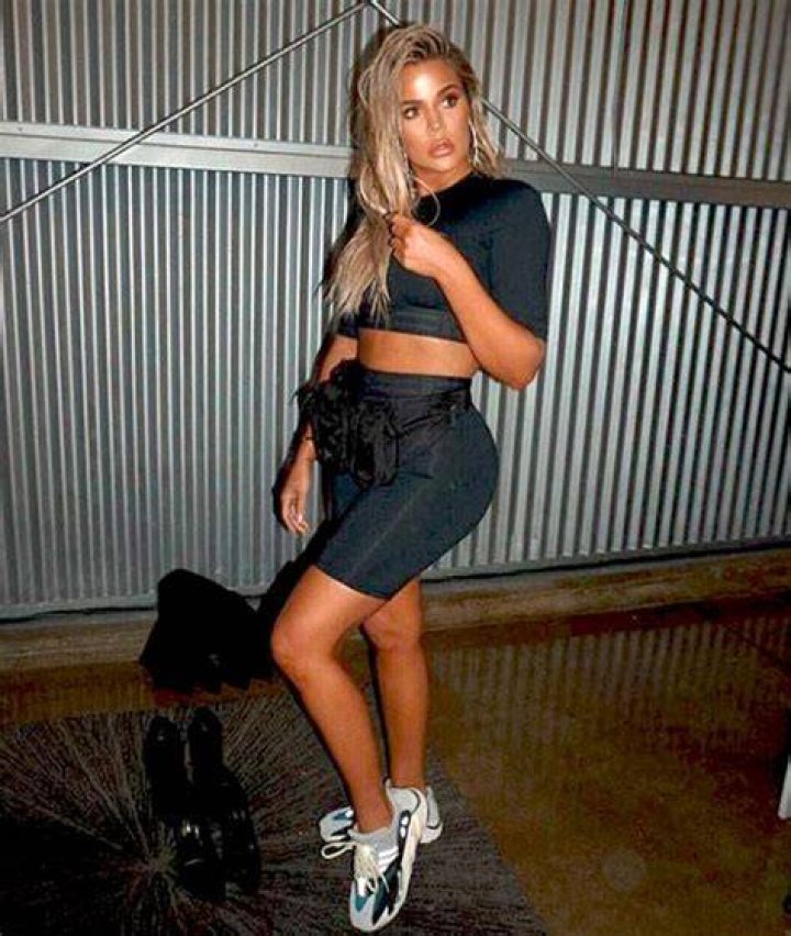 Khloe Kardashian’s Abs In Crop Top & Biker Shorts – Health Cover Photo – Hollywood Life