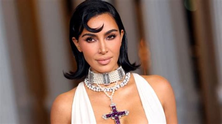 Kim Kardashian Buys Princess Diana’s Diamond Cross Necklace: Photos – Hollywood Life