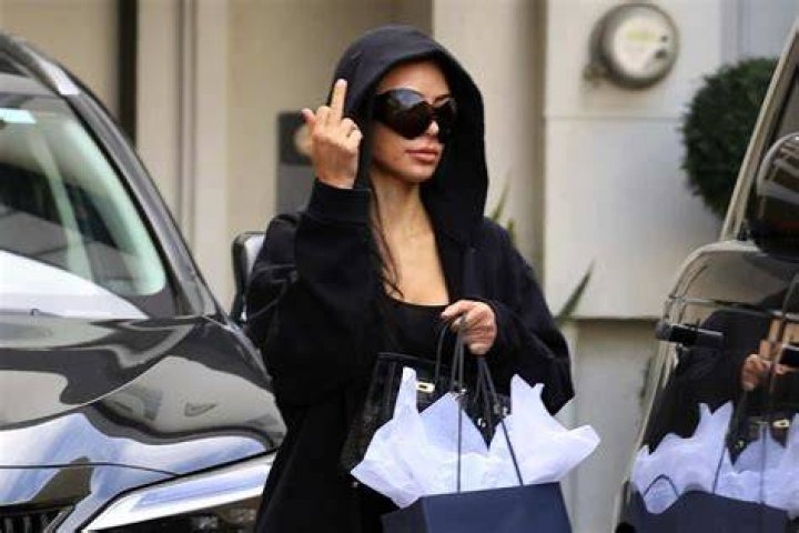 Kim Kardashian Gives The Middle Finger & Poses With All Four Sisters – Hollywood Life
