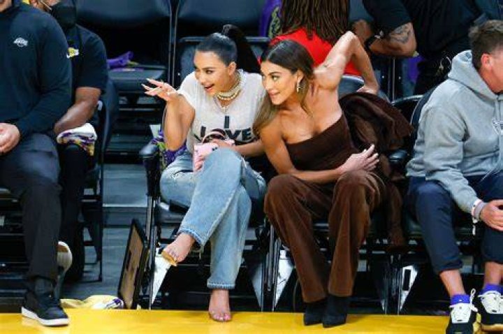 Kim Kardashian Holds Up ‘Tristan Thompson’ Sign At Lakers Game: Photos – Hollywood Life