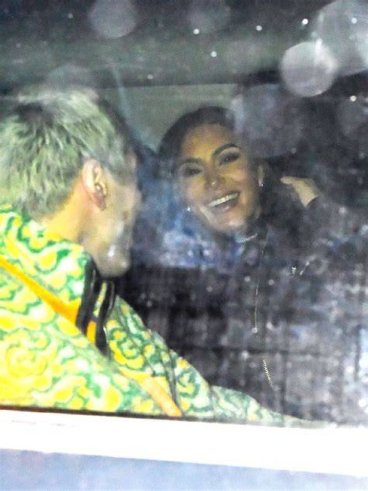 Kim Kardashian & Pete Davidson Kiss As He Picks Her Up From Airport – Hollywood Life