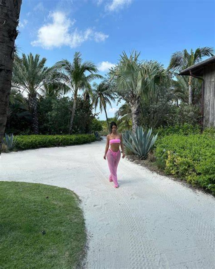 Kim Kardashian Relaxes In Hot Pink Bikini Vacation Photos – Hollywood Life