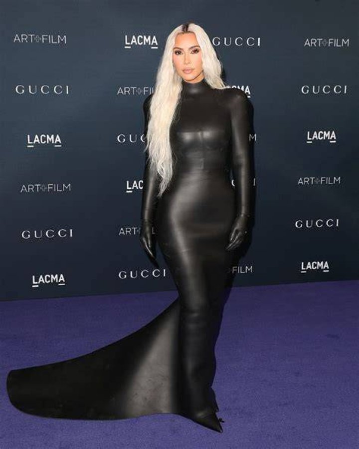 Kim Kardashian’s Plunging Leather Crop Top – Milan Fashion Week Photos – Hollywood Life