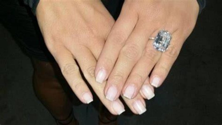 Kim Kardashian’s VMAs Nails — Shop Her Exact Pale Pink Shade For $11.50 – Hollywood Life