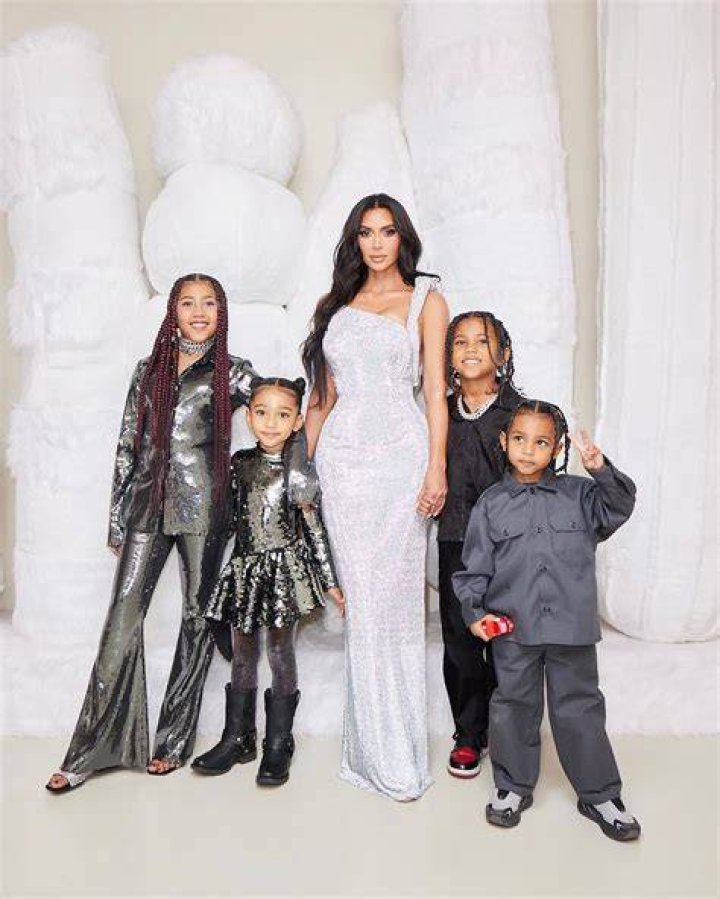 Kim Kardashian Wants Family To Take 2016 Christmas Card Photo On Met Steps