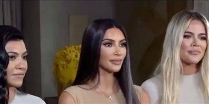 Kim & Khloe Kardashian Sing Kourtney’s Good Morning Song After Kylie Jenner’s ‘Rise & Shine’ Goes Viral
