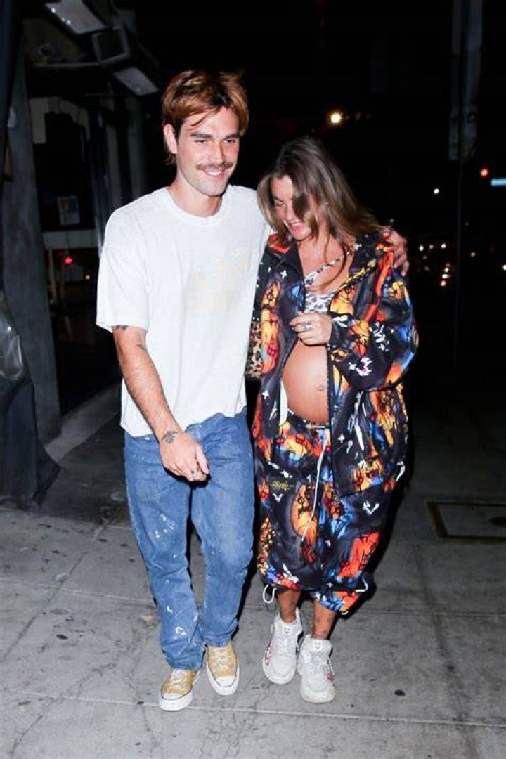 KJ Apa’s Pregnant GF Clara Berry Shows Off Bare Baby Bump — Pic – Hollywood Life