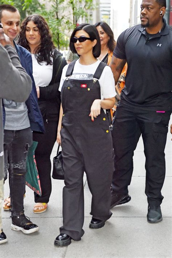 Kourtney Kardashian Defends Her Choice To Color Her Hair While Pregnant – Hollywood Life
