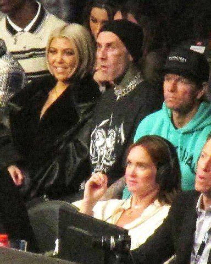 Kourtney Kardashian Dyes Hair Blonde Amid Travis’ Finger Surgery – Hollywood Life