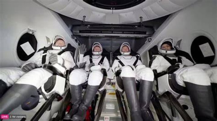 Kourtney Kardashian Hilariously Compares Herself To An Alien In Gorgeous New Selfie: ‘Greetings Earthlings’