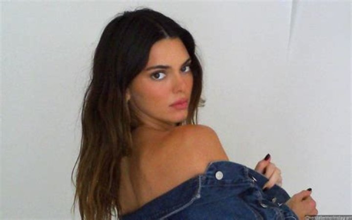 Kourtney Kardashian & Kendall Jenner Show Off Toned Bodies In Bikinis During Sardinia Vacation