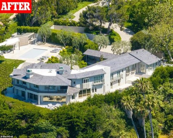 Kourtney Kardashian Rocks Fendi Swimsuit At $125 Million Malibu Home – Hollywood Life