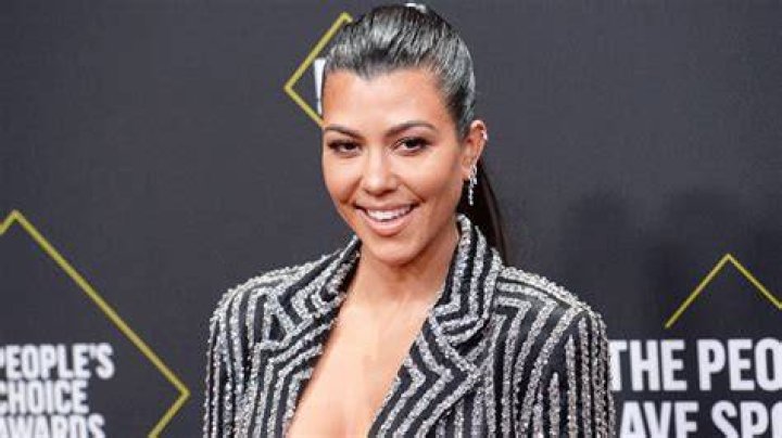 Kourtney Kardashian’s Barbie Blonde Hair & Pink Dress: Photos – Hollywood Life