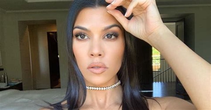 Kourtney Kardashian Shows Stretch Marks In Swimsuit Pic & Fans Love It – Hollywood Life