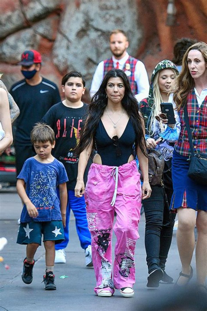 Kourtney Kardashian, Tom Brady, & More – Hollywood Life
