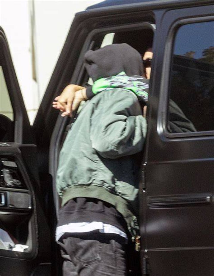 Kourtney Kardashian & Travis Barker Kiss Outside Music Studio: Photos – Hollywood Life