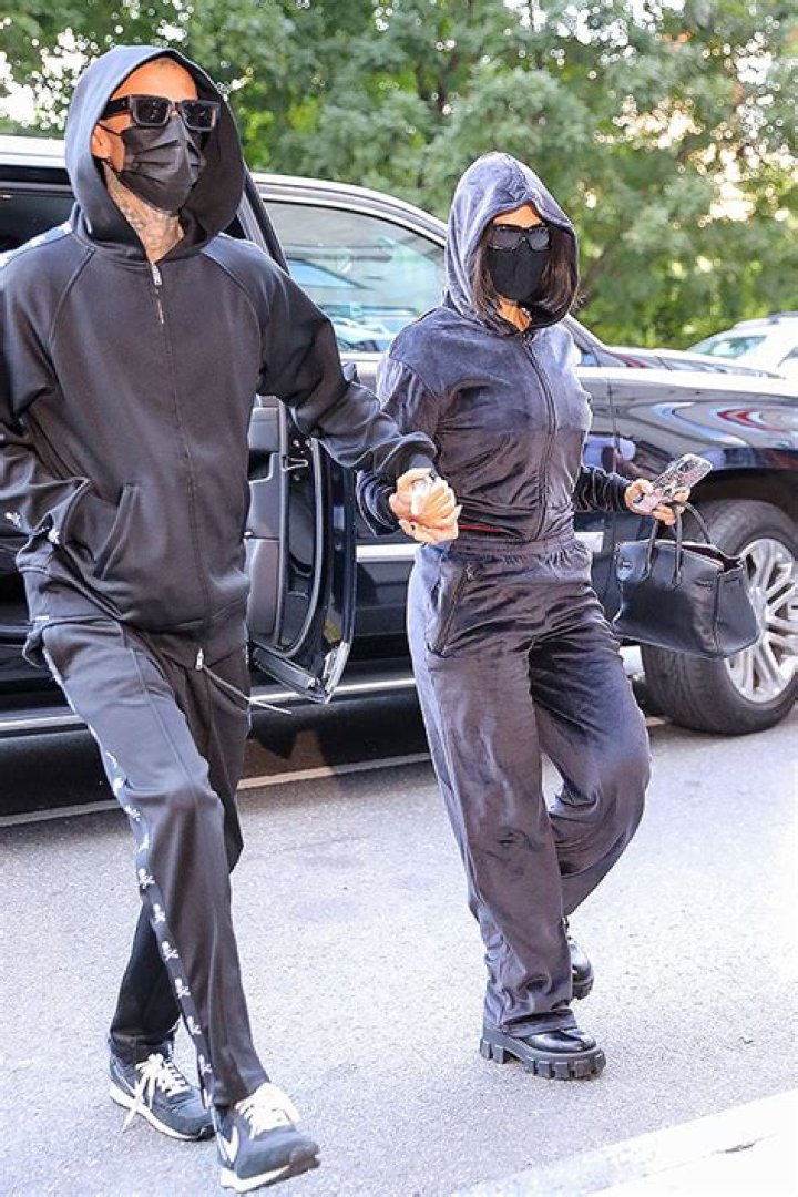 Kourtney Kardashian & Travis Barker Wear Black Hoodies & Pants In NYC – Hollywood Life
