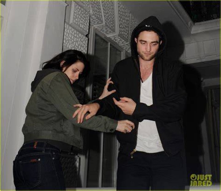 Kristen Stewart Attends Marcus Foster Concert: Missing Robert Pattinson?