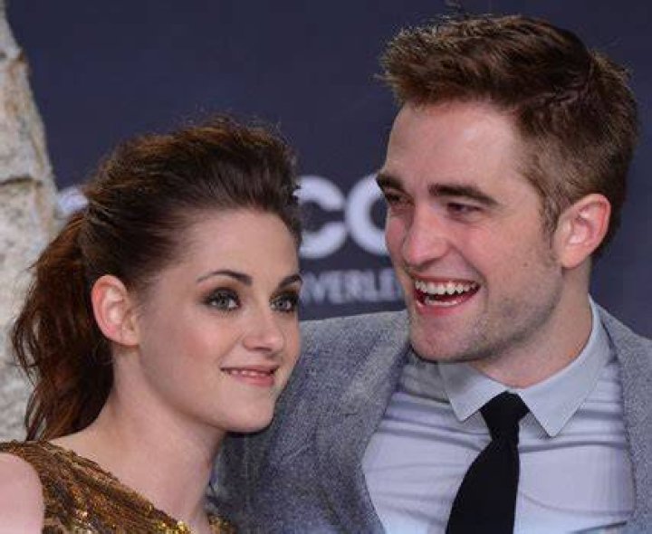 Kristen Stewart Looks Happy Visiting Hooters In Texas — New Pics