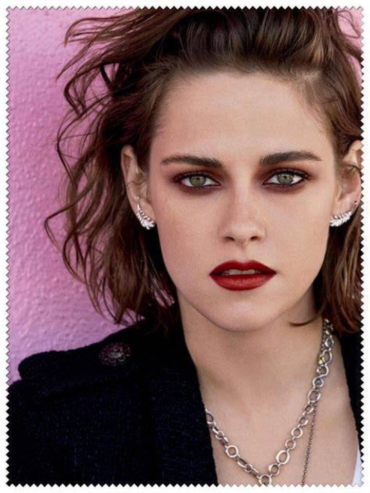 Kristen Stewart’s Dark Eyeliner & Long Lashes On ‘Jimmy Fallon’