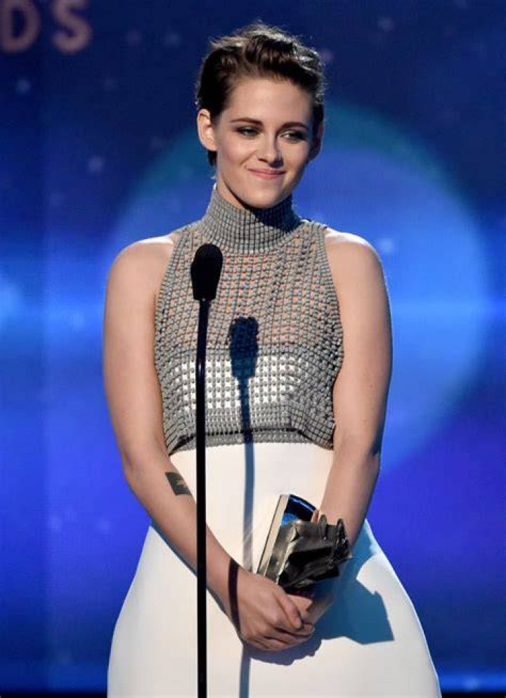 Kristen Stewart Wardrobe Malfunction — Her Nip-Slip Reaction – Hollywood Life