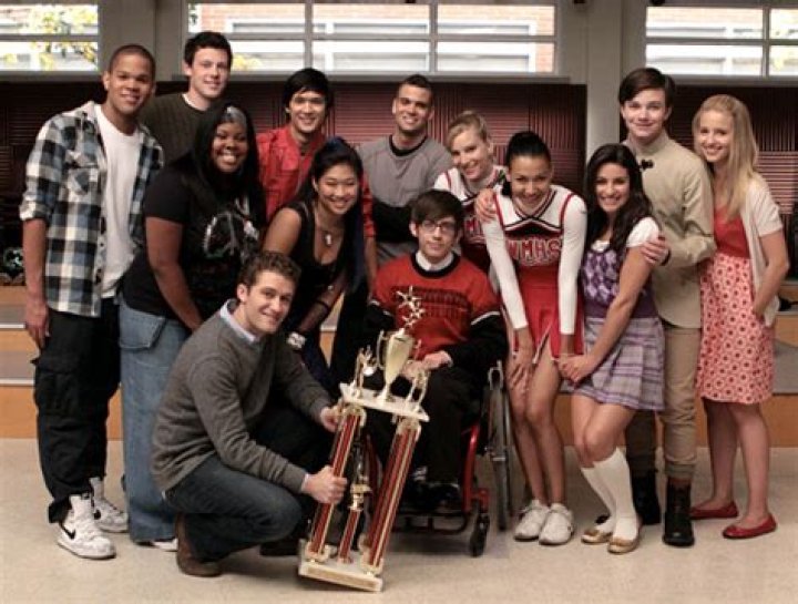 Kurt Returns To New Directions, Gwyneth Paltrow Guest Stars & More! – Hollywood Life