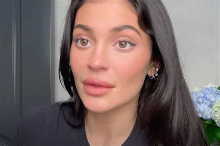Kylie Jenner Admits She’s ‘Getting Buff’ & Shows Off Her Toned Arms – Watch