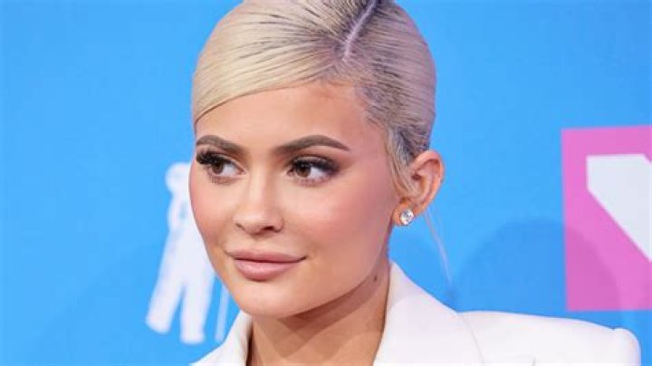 Kylie Jenner Flaunts Plump Lips With Heavy Gloss — Watch – Hollywood Life