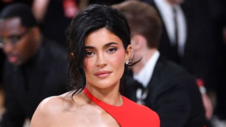 Kylie Jenner Is ‘Embracing Natural Beauty’ and More in New Interview – Hollywood Life