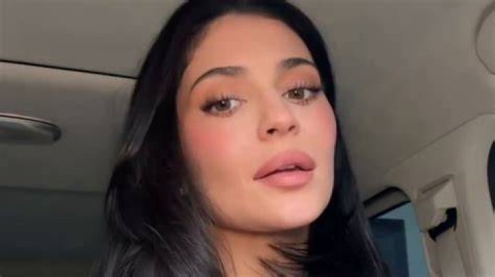 Kylie Jenner Rocks Low-Cut Outfit & Films Herself Listening To Music In Bed After Drake Romance Rumors