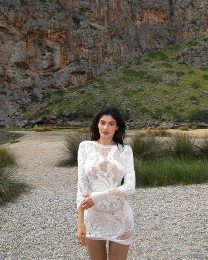Kylie Jenner Rocks Trendy Crochet Bikini In Sexy New Pic: ‘Do Not Disturb Mode’