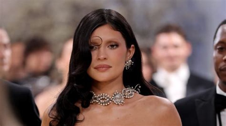 Kylie Jenner’s Purple Hair At Met Gala Is Compared To Lil Kim & More – Hollywood Life