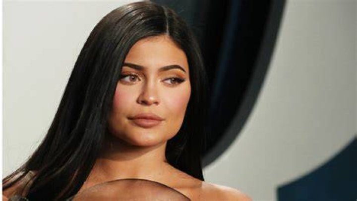 Kylie Jenner Says She Regrets ‘Stripper Pole’ Episode Of ‘KUWTK’ – Hollywood Life