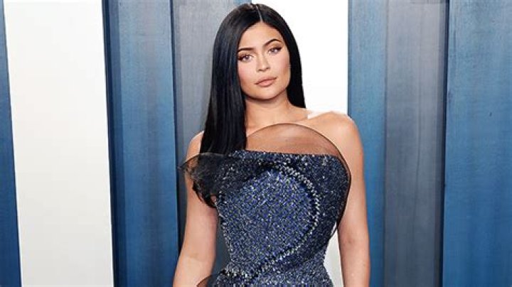Kylie Jenner Shows Off Her Curves & Straightened Honey Blonde Hair In Sexy New Pic