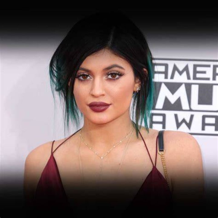 Kylie Jenner Shows Off Her Natural Beauty & Short Hair In Gorgeous Makeup-Free Pic