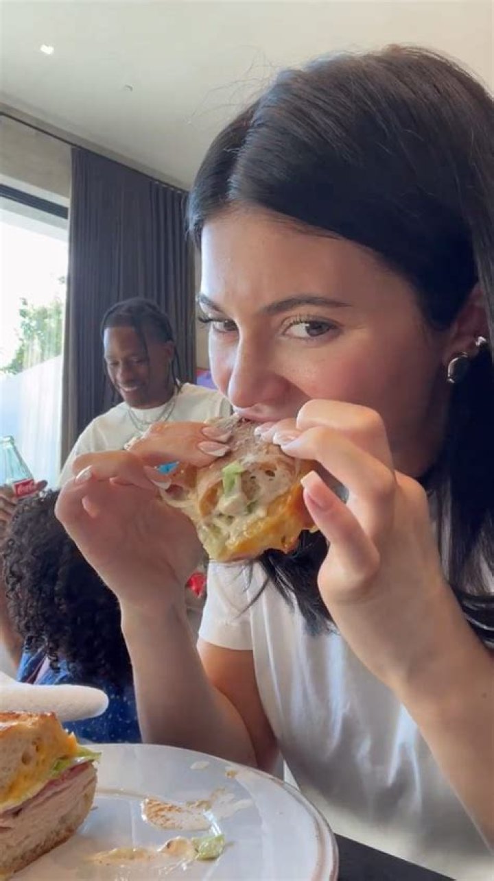 Kylie Jenner Shows Off Sandwich Making Skills For ‘Bae’ Travis Scott – Hollywood Life