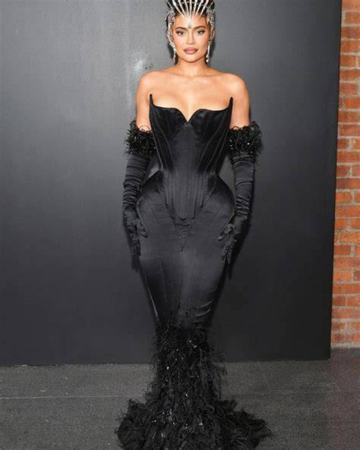 Kylie Jenner Stuns In Diamond Headpiece & Corset Gown At Mugler Event – Hollywood Life