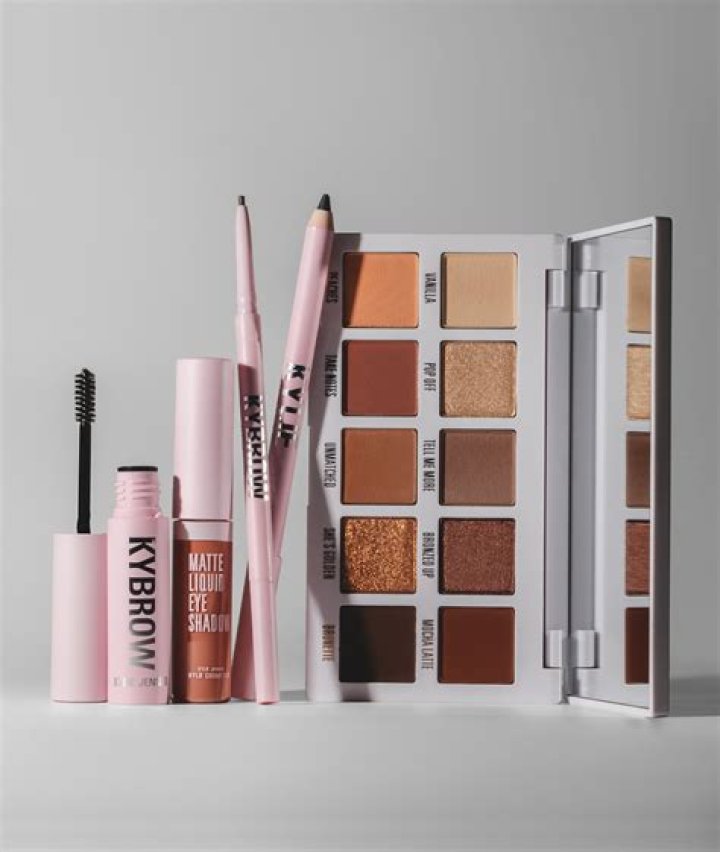 Kylie Jenner Surprises Fans At Home & Gives Them Her New Eyeshadow – Watch